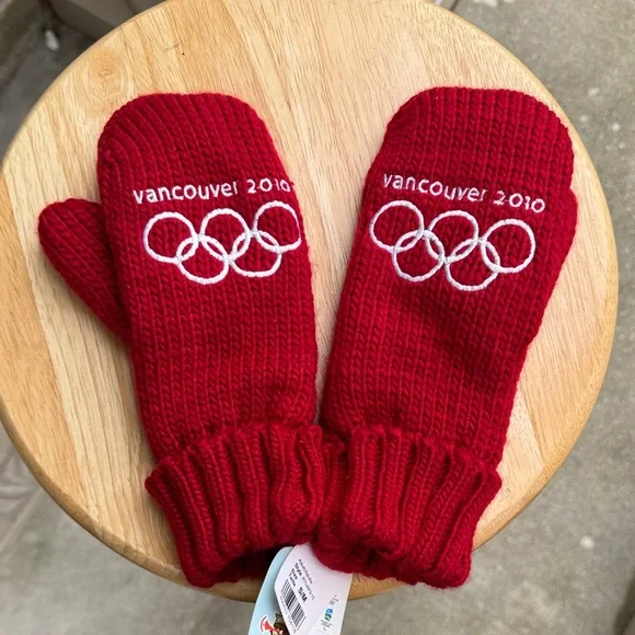 New Hudson’s Bay Canadian 2010 Vancouver Olympic Mittens - Picture 3 of 11